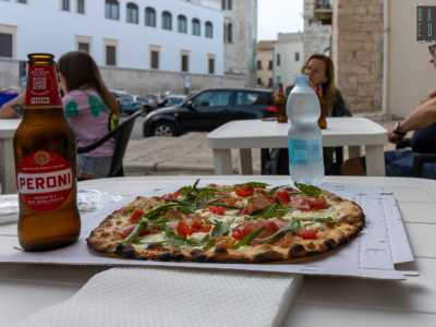 E le tovaglie sono bandite: le pizze si mangiano direttamente nel cartone accompagnate da una Peroni �sudata�